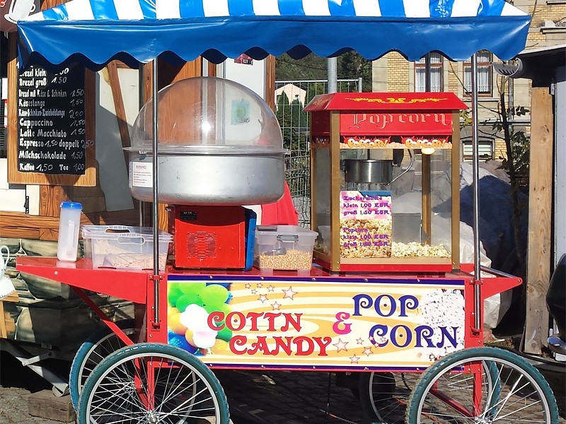 Zuckerwattewagen mit Popcorn